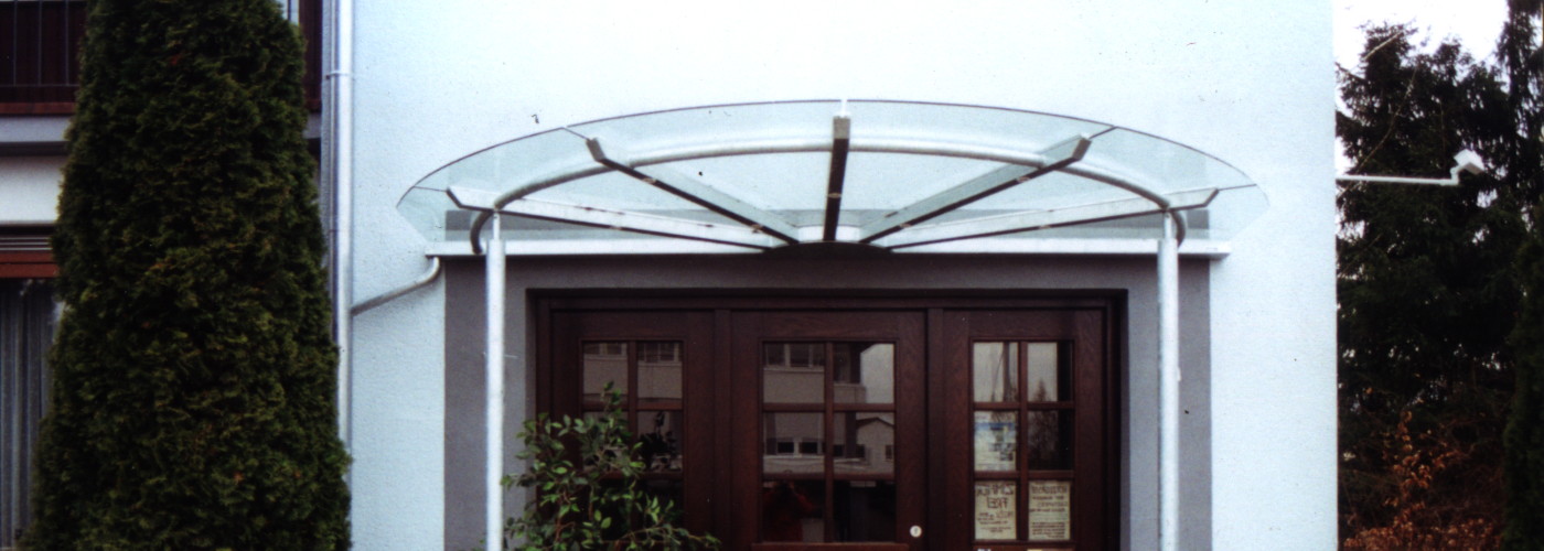 Individuelles Design - rundes Vordach aus Glas